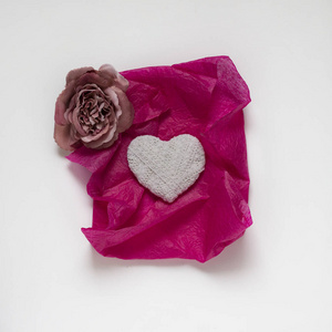 情人节背景。玫瑰和手工制作的白色心脏