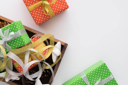 圣诞节和新年的节日作文带礼品盒, 缎带上的白色背景。顶部视图, 平躺。Copyspace