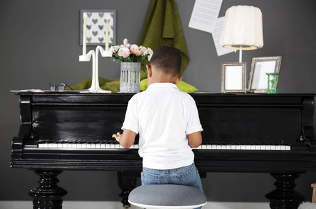 小非洲裔美国男孩演奏钢琴在室内