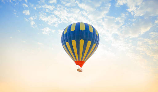 明亮的全地形车在泥泞的田野里阴天, 极端,