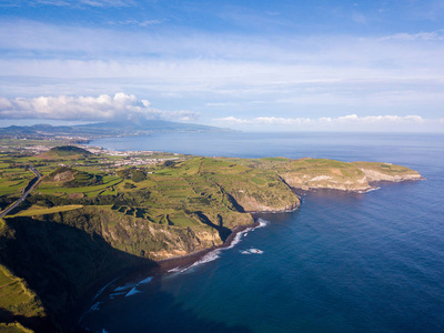 葡萄牙亚速尔群岛海岸边悬崖和海湾的鸟瞰图。