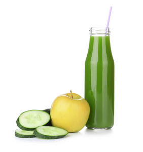 瓶中的绿色果汁和配料