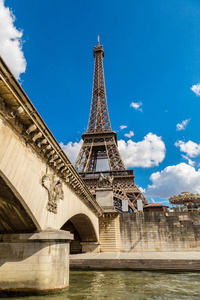 巴黎塞纳河和埃菲尔铁塔