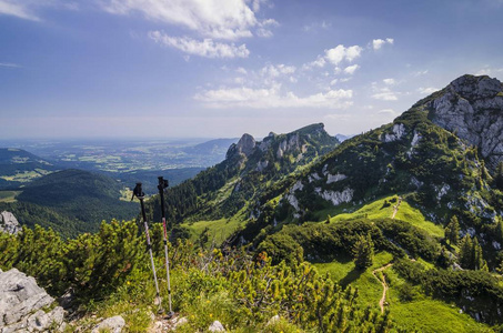 在德国巴伐利亚的宾迪肯温和山岭徒步旅行小径和拐杖，欧洲