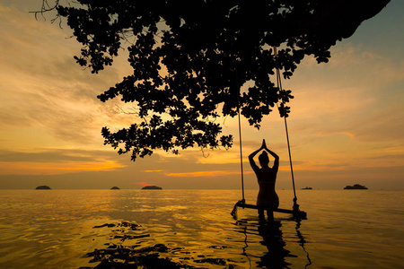 在泰国的日落瑜伽会议