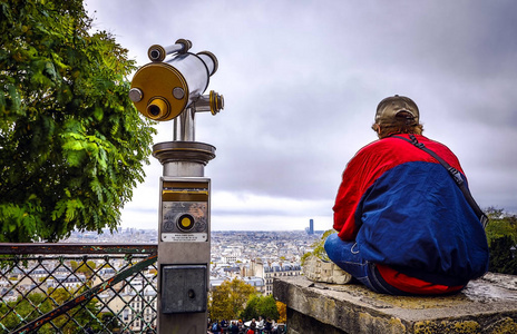 游客从 Montmartr 的角度看巴黎
