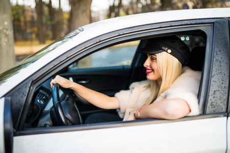 在城里开车年轻的女人在开车的时候微笑着直视着