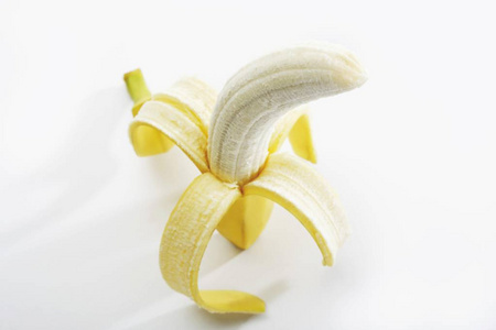 白色背景上分离的剥皮香蕉