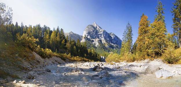 秋季英格塔尔河谷的山洪，靠近奥地利卡温德尔黑格尔休特小屋