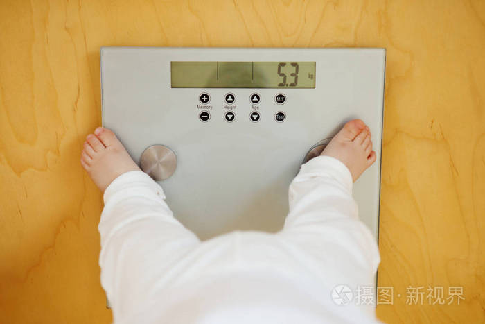 115斤称重显示图片,上称显示115斤图片 婴儿站在电子秤上显示其重量