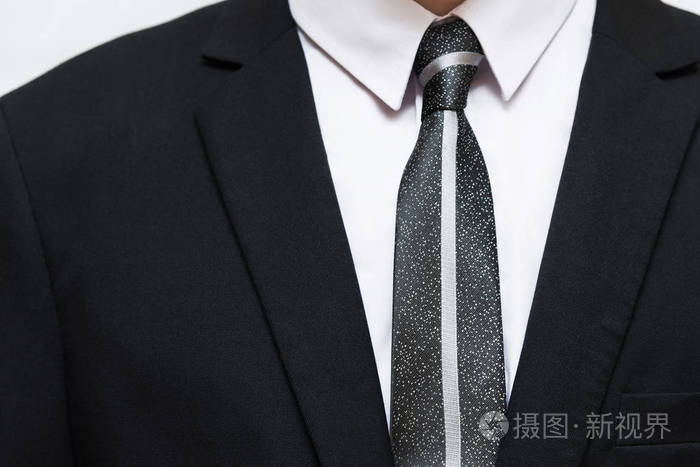 黑色西装配白衬衫和领带