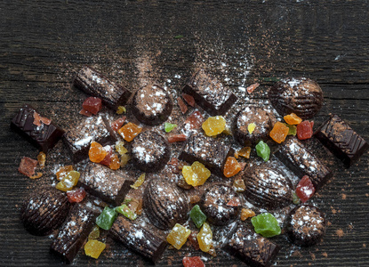 巧克力糖果, 木制背景的蜜饯