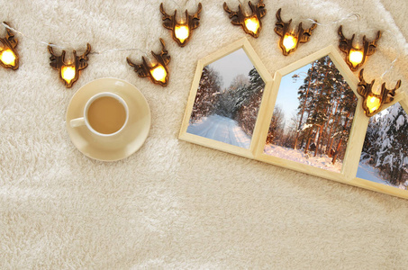 房子形状的木制相框的舒适和温暖的毛皮地毯。斯堪的纳维亚风格的设计。顶部视图