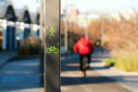 自行车和行人专用车道标志