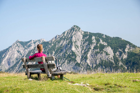 年轻女子在山中徒步旅行