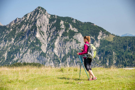 年轻女子在山中徒步旅行