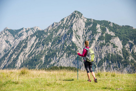 年轻女子在山中徒步旅行