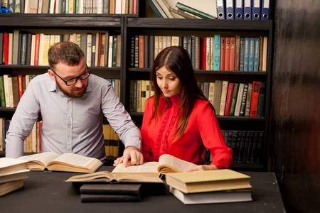 一个男人和一个女人在图书馆准备考试看书