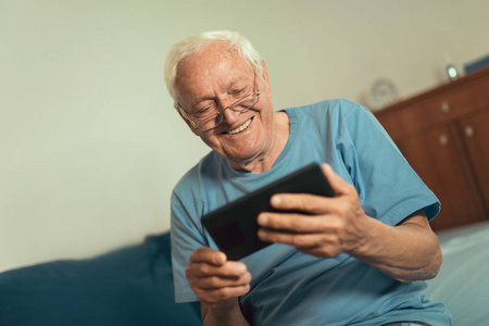 老人使用数字平板电脑