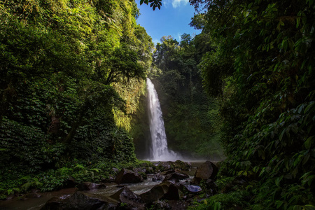 印尼巴厘岛巨型 Nungnung 瀑布