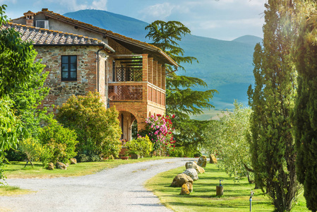 在意大利的一个非常优雅的农村丰富多彩的花卉房子