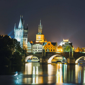 查理大桥和伏尔塔瓦河河在晚上在布拉格，捷克共和国的观点