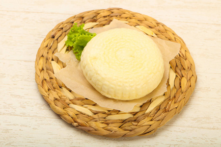 年轻的白种人奶酪 Suluguni