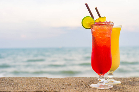 冰鸡尾酒喝玻璃与海和海滩