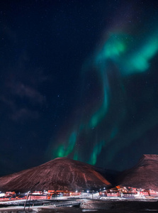 极地北极北极光在挪威斯瓦尔巴特的天空之星朗伊尔城城市山脉