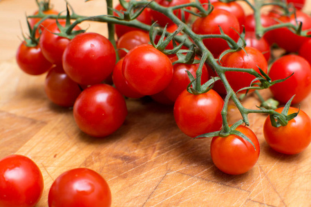 新鲜成熟的葡萄藤西红柿