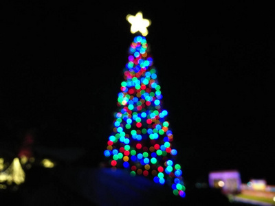焦抽象轻的圣诞树形状庆祝圣诞节