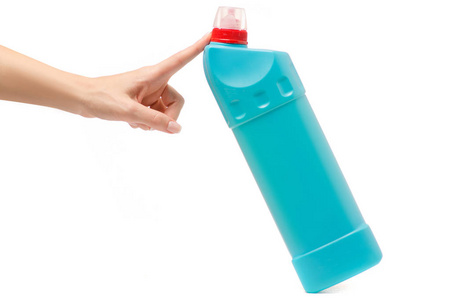 一瓶带卫生间清洁剂的家用化学品在女性手中