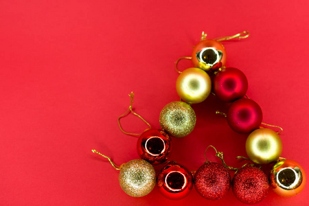 新年和圣诞节背景。红金球