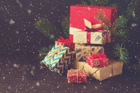 圣诞礼品盒黑暗的木桌上。色调的图像