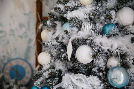 室内设计中的玩具和装饰品圣诞树