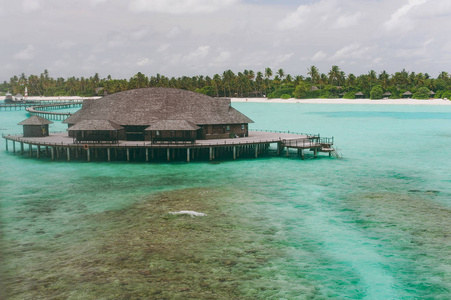 豪华茅草屋顶蜜月别墅在马尔代夫的印度洋蓝色泻湖的度假胜地。一块天堂。度假的好选择。美丽的壁纸顶部视图