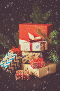 圣诞礼品盒黑暗的木桌上。色调的图像