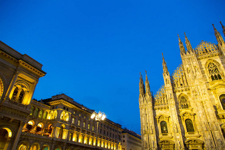 意大利著名的GalleriaVittorioEmanuele和米兰大教堂的夜景