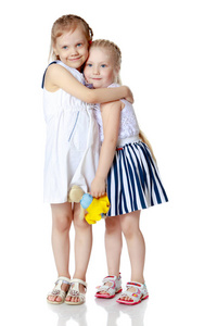 两个小女孩拥抱