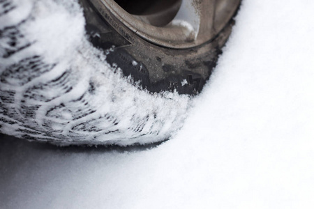 汽车轮胎在雪地上的关闭