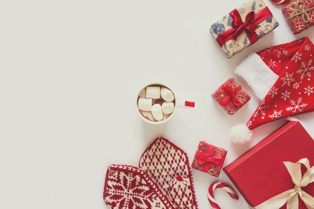 圣诞背景与手工礼品包装在工艺纸, 一杯热巧克力