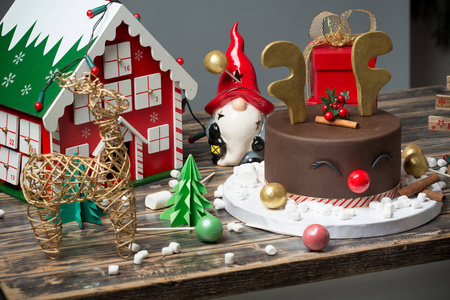 木桌圣诞装饰巧克力蛋糕