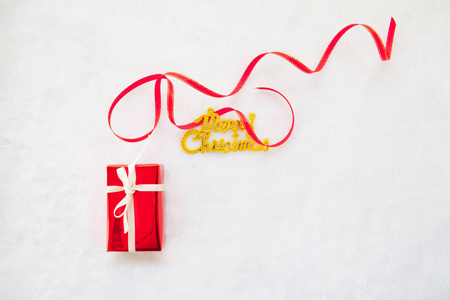 小红礼品盒和金色圣诞文本与红丝带