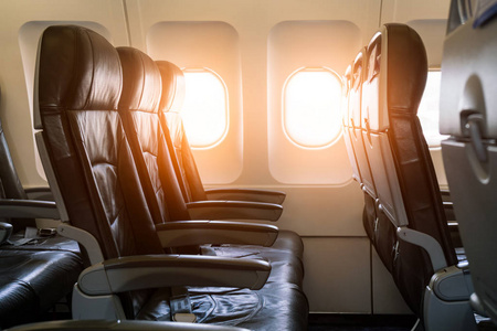 空座位和飞机内部的窗口