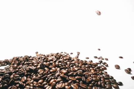在一个白色的背景下躺在一个欢快的早晨, 一个芳香的巴西咖啡的谷物