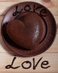 巧克力在心脏的形状烘烤。情人节
