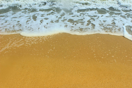 天然背景纹理。沙滩背景上的软海浪。 沙滩上的软浪。 自然背景和文字的地方。