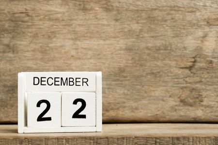 白色方块式日历当前日期22和月12月在木背景