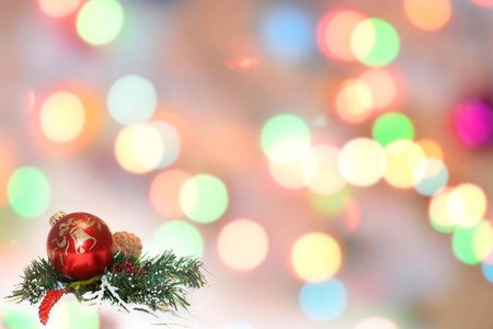 圣诞球和冷杉树枝上的装饰抽象的背景模糊的火花发光。 新年快乐，圣诞主题