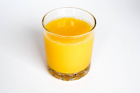 白色背景上分离的一杯橙汁。
